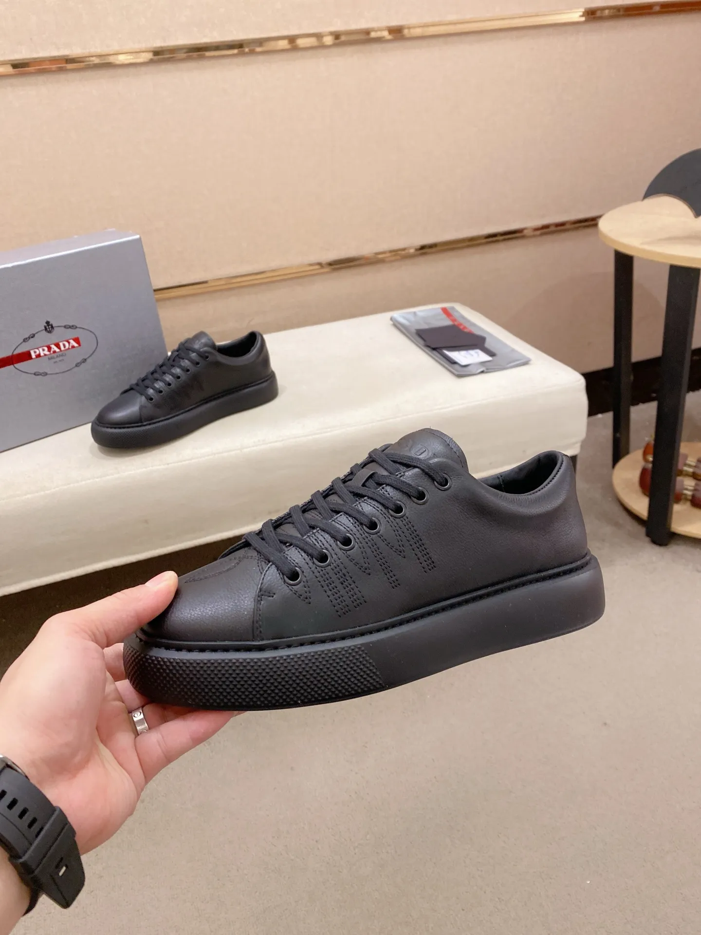 Factory price 560💰 ✔️✔️✔️Higher version High-quality new PRADA (Prada) counters are launched simultaneously. The new men's shoes and 😘fabric are made of selected first-layer cowhide with superb craftsmanship. Lining: Full cowhide lining. 👍🏿 High-end ☄️ air-cushion molded anti-slip rubber outsole, exquisite lines, simple and elegant, comfortable and high-end for leisure travel. Code number: 38 to 45